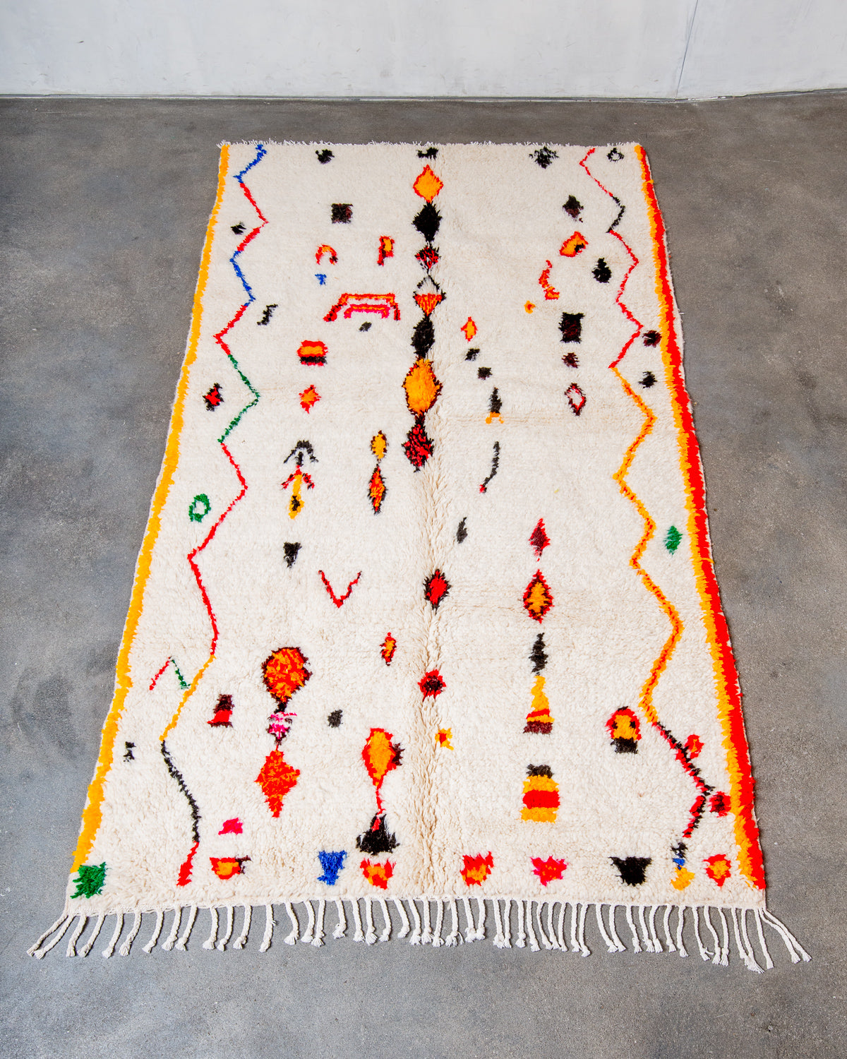 Modern designer handcrafted Berber rug from Morocco. Azilal rug with beautiful colours and patterns. Made of sheep’s wool and colourful cotton.